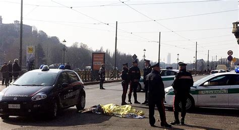 Ucciso A Coltellate In Strada Mistero A Torino Caccia All Aggressore