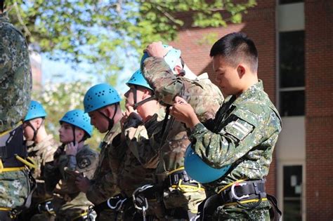 【陸官赴外交流學生】體驗多元文化 展現官校生優良素質 軍聞 【陸官赴外交流學生】體驗多元文化 展現官校生優良素質 青年日報