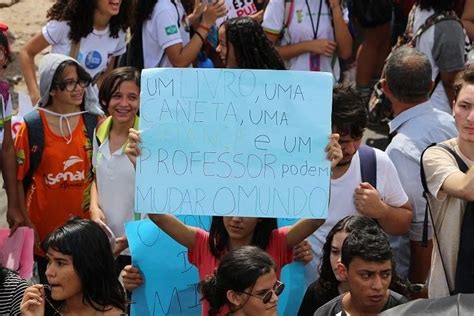 Estudantes De Todo O Pa S Protestam Contra Cortes Na Educa O