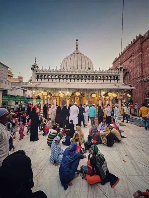 Hazrat Nizamuddin Auliya Dargah,New Delhi. - by Nikhil Jain