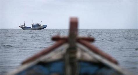 Kapal Mati Mesin Empat Pemancing Terombang Ambing Di Perairan Pinrang