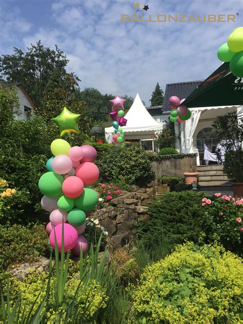 Traumhafte Gartendekoration mit Ballons für eine Sommerparty