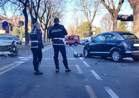 Mattinata Di Incidenti A Busto Arsizio Scontro Tra Due Auto In Viale