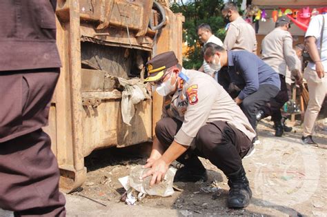 Polres Metro Jakarta Timur Gelar Pembersihan Sampah Serentak Dalam