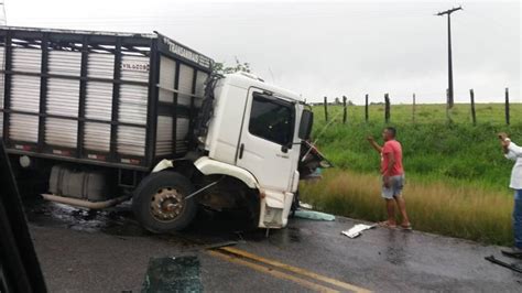 Grave Acidente Envolvendo Carreta E Van Deixa Oito Mortos Na Ba