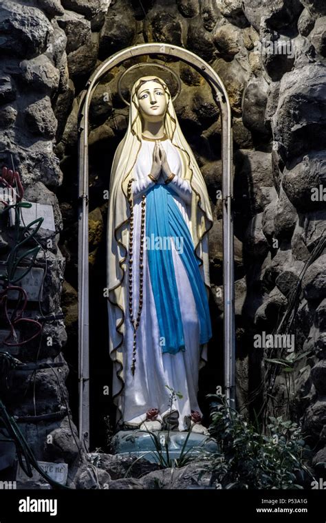 Statue De Vierge Marie Dans Une Niche Banque De Photographies Et D