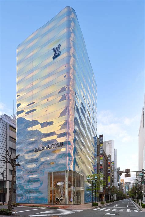 Jun Aoki Wraps Louis Vuitton Ginza Namiki In Rippling Dichroic Glass Archello Luis Vuitton