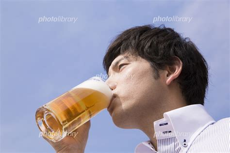 ビールを飲む男性 写真素材 6827696 フォトライブラリー Photolibrary