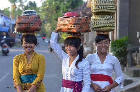 Bali - Balinese Traditional Clothing and Etiquette - Mara River Safari ...