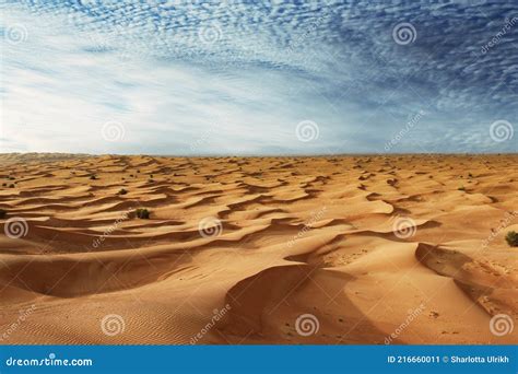 Dunas De Areia E C U Azul Paisagem Des Rtica Em Dubai Uae Imagem De