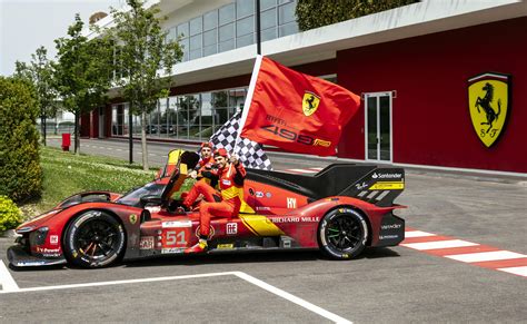 Bagno Di Folla Per I Campioni Della Ferrari I Piloti Di Le Mans