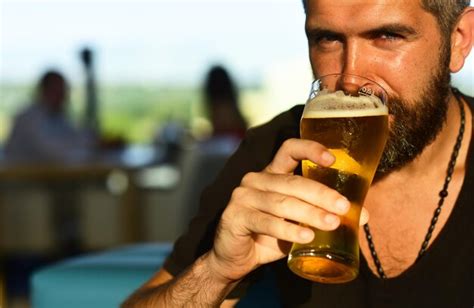 Hombre Con Barba Beber Cerveza Cerveza Tiempo Brutal Hipster Barbudo