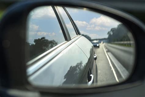 Reflexo No Espelho Lateral De Um Carro Que Circula Na Estrada E Que