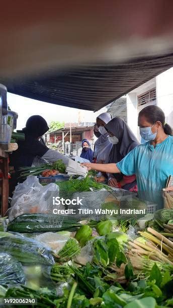 Pelanggan Memilih Sayuran Di Pasar Tradisional Transaksi Antara Penjual