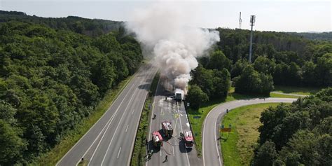 Große Rauchwolke am Dienstag über Schwerte Lkw Brand auf der A45