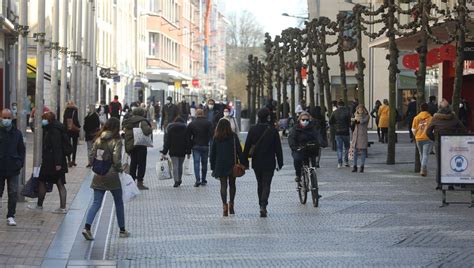 Amiens Deux Migrants Clandestins Ivoiriens Cassent Le Nez D Une Dame