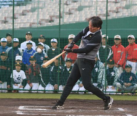 巨人・松井秀喜臨時コーチ 野球教室で子供たちの前で快音連発も柵越えならず「だから」― スポニチ Sponichi Annex 野球