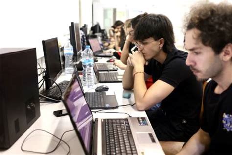 Medio Centenar De Estudiantes De La UPCT Compiten En El Hackaton