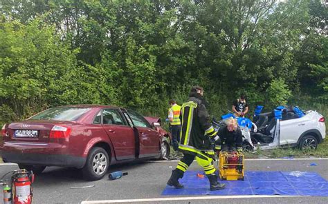 Zwei Tote Und Ein Lebensgef Hrlich Verletzter Bei Horror Crash In