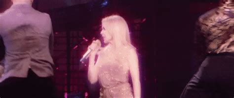 Kylie Minogue GIFs - Find & Share on GIPHY