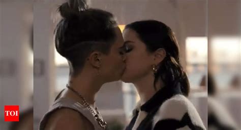 Selena Gomez And Cara Delevingnes Steamy Kissing Scene In Only Murders In The Building Takes