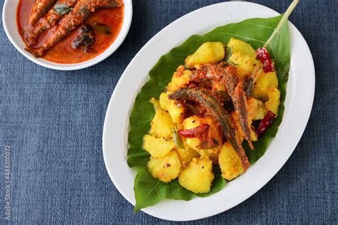 Stockfoto Med Beskrivningen Tapioca And Spicy Hot Kerala Fish Curry