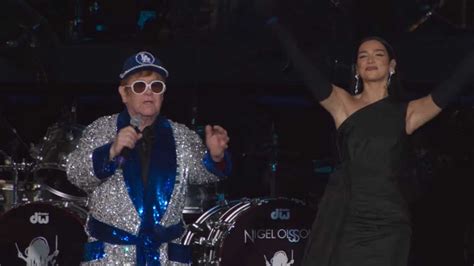 Dua Lipa rejoint Elton John sur scène pour interpréter Cold Heart vidéo