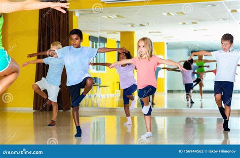 Primeros Bailarines Practicando La Rutina De Baile Con Coreograf A