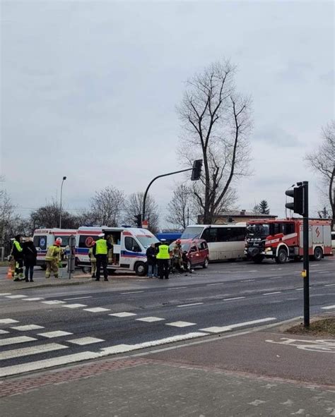 Dramatyczny wypadek w Krakowie Rozbiła się karetka jadąca na sygnale z