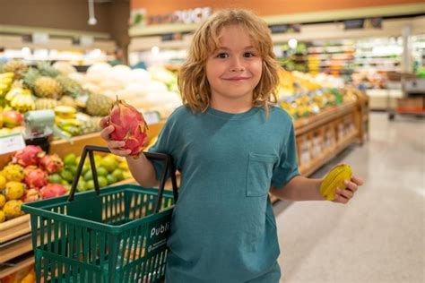 Kind mit Früchten im Supermarkt einkaufen Kinder Lebensmittel