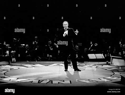 Singer FRANK SINATRA sings in concert Stock Photo - Alamy