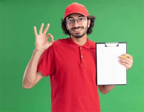 Repartidor Cauc Sico Joven Sonriente En Uniforme Rojo Y Gorra Con Gafas