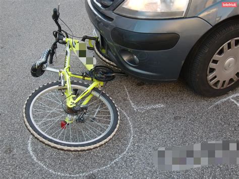 Bambino Investito Mentre Va A Scuola Con La Sua Bicicletta