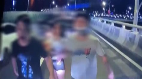 台65逼車嫌開太慢！ 駕駛亮利器攔車嗆 女「抱嬰」冒險下車阻社會 年代新聞