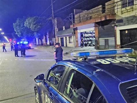 Atacantes abrieron fuego contra una gomería un cliente recibió tres