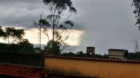 BH tem chuva granizo quedas de árvores e muro nesta segunda feira