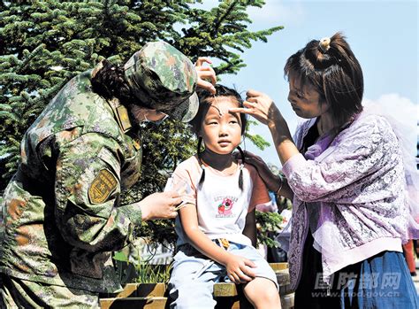 坚决听从统帅号令，解放军和武警部队勇挑重担充分彰显人民子弟兵为人民的本色 中华人民共和国国防部