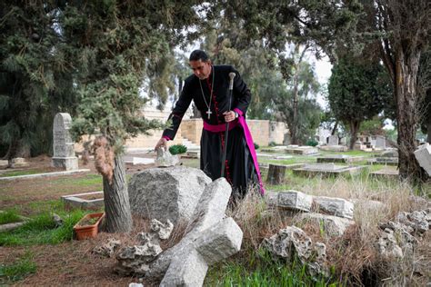 Une Trentaine De Tombes Chr Tiennes Profan Es J Rusalem Terresainte Net