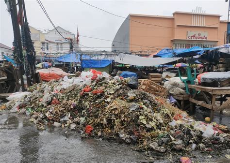 Masyarakat Resah Dengan Tumpukan Sampah Yang Tercium BAU Tak Sedap Di