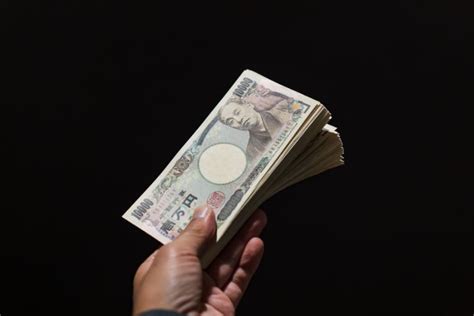 闇金でお金を借りるとどうなる？借金を返せない時の解決方法や相談先も紹介 R＆cマガジン ファイナンス