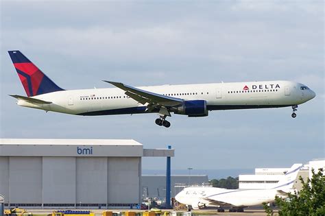 Delta Boeing 767-400 at Atlanta on May 5th 2013, blew tyre on takeoff ...
