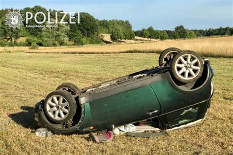 Auto Landet Auf Dem Dach Totalschaden