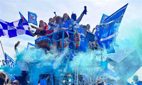 Napoli Paura Durante La Festa Scudetto Furto Con Colpi Di Pistola In