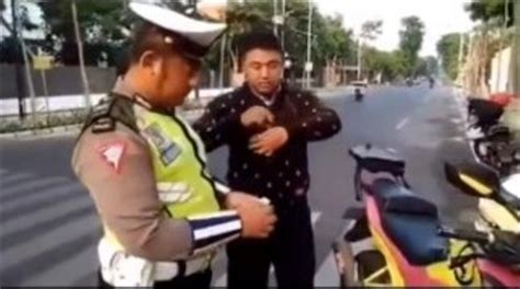 Polantas Tilang Pemotor Pengawal Ambulans Tuai Pro Kontra Kumparan