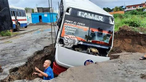 Autob S De Pasajeros Cae En Socav N En Colonia El F Nix