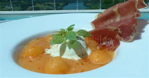 Soupe de melon glace mozzarella basilic et chips ondulée de jambon cru