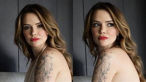 Marcela Mc Gowan Posa De Ladinho Vestido Aberto E Mostra Tatuagens