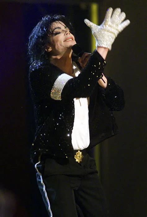 The Real Reason Behind Why Michael Jackson Wore One Iconic White Glove