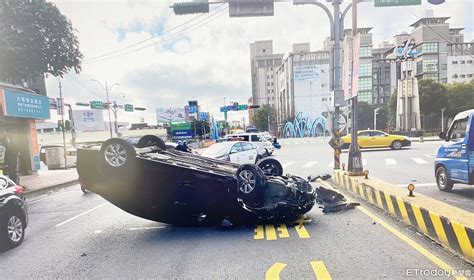 疑車速過快轎車撞分隔島翻覆 上班民眾圍觀駕駛狼狽爬出車窗 Ettoday社會新聞 Ettoday新聞雲