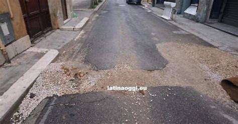 FOTO Si apre una voragine in strada chiusa via della Libertà Foto